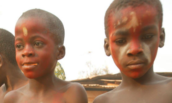Officiants Bwiti, harpe Ngombi et tambours