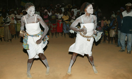 Tenues traditionnelles Bwiti rouge noir blanc
